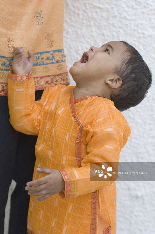 哭泣男孩的侧脸图片素材