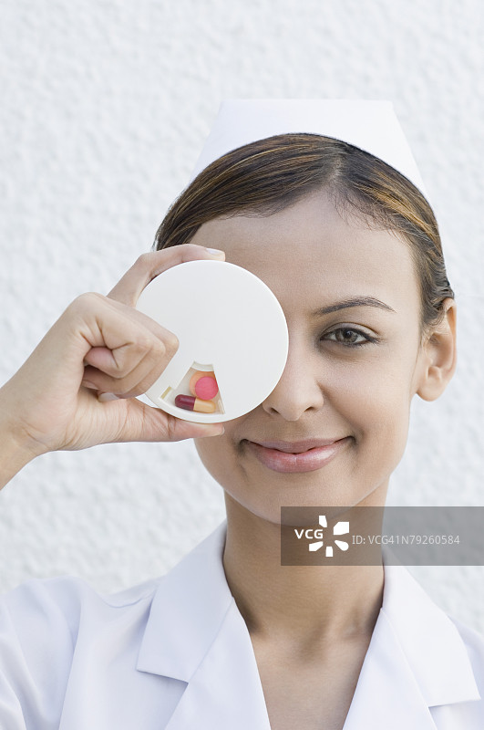 女护士手持药盒肖像图片素材