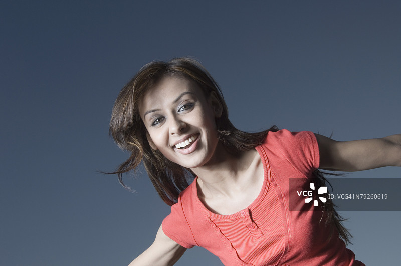 一个微笑的年轻女子的肖像图片素材