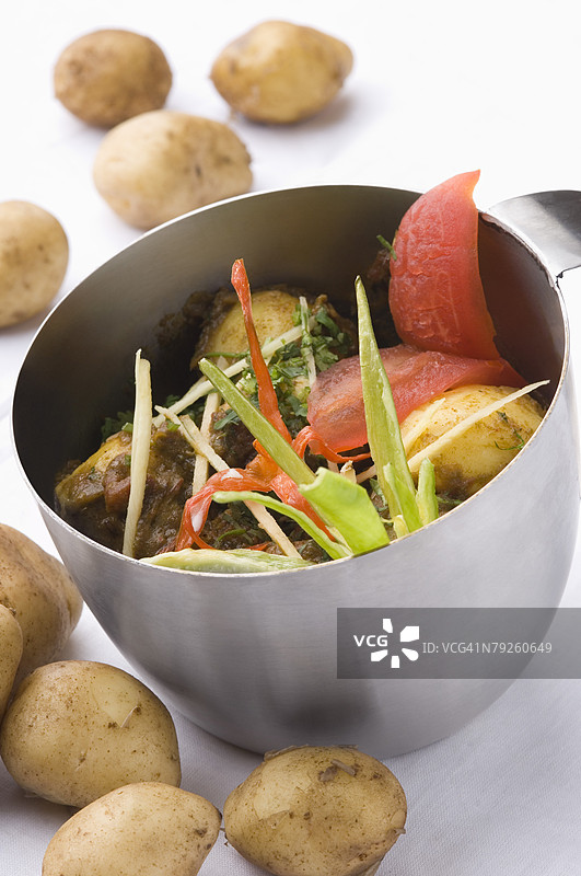 碗中盛放的土豆菜肴特写图片素材