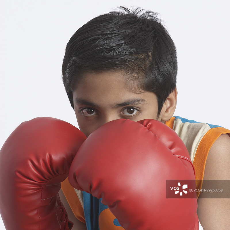 戴着拳击手套的男孩肖像图片素材
