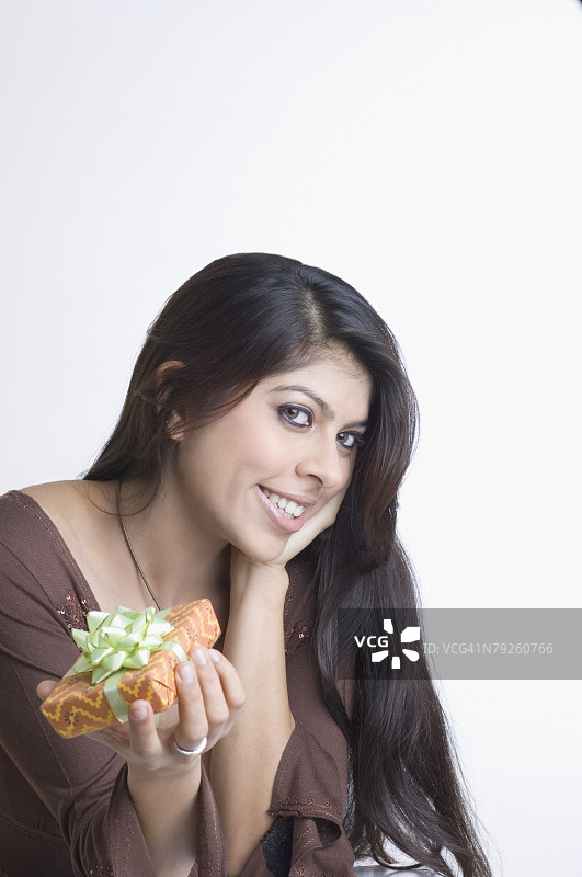 年轻女子手持礼物的画像图片素材