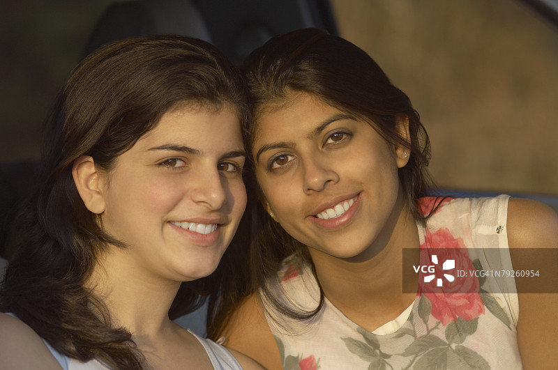 年轻女子和少女微笑的肖像图片素材