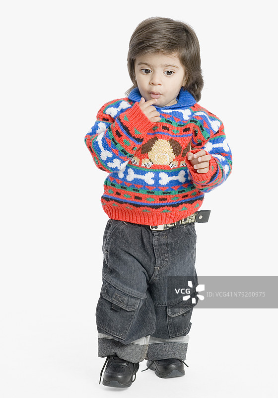 男孩用手托着下巴思考图片素材