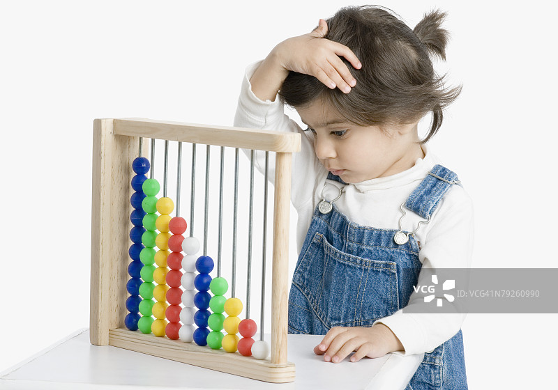 少女站立并看着算盘图片素材