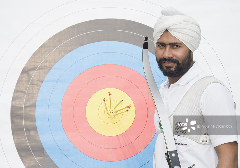 站在靶心前的年轻男人肖像图片素材