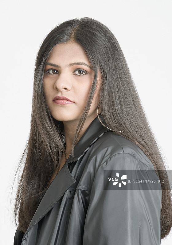 表情严肃的少女肖像图片素材