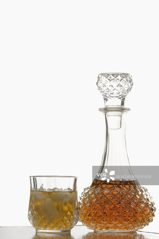 酒瓶和酒杯的特写镜头图片素材