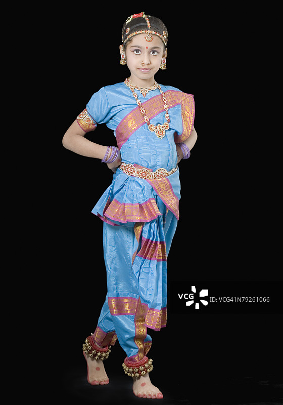 表演婆罗多舞的女孩图片素材