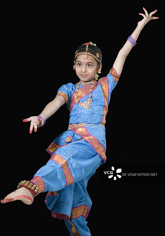 女孩表演婆罗多舞图片素材