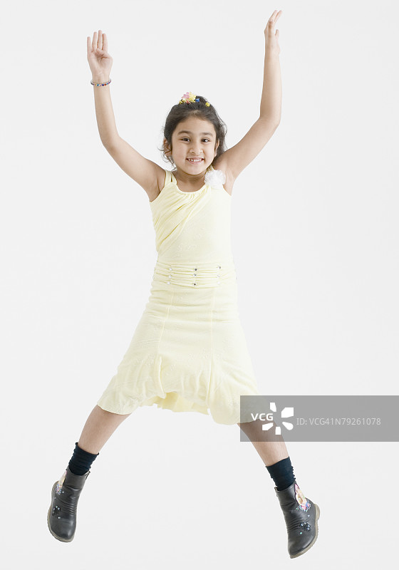 跳跃的女孩肖像图片素材