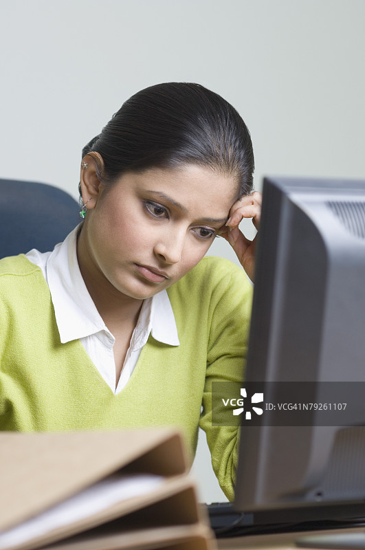 在电脑前沉思的女商人图片素材