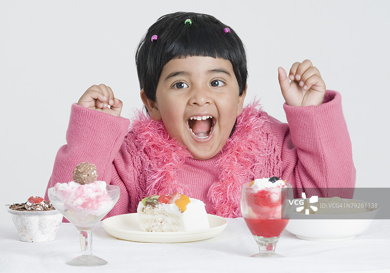 女孩在餐桌上大喊的肖像图片素材