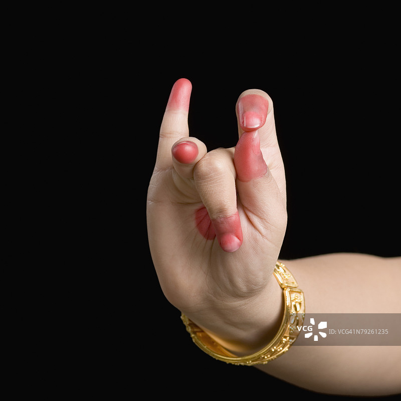 女人手做婆罗多舞姿势的特写图片素材