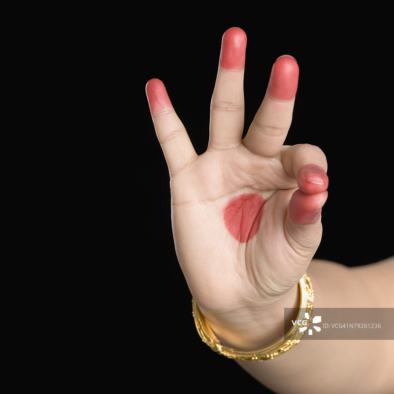 女人手做婆罗多舞姿势的特写图片素材