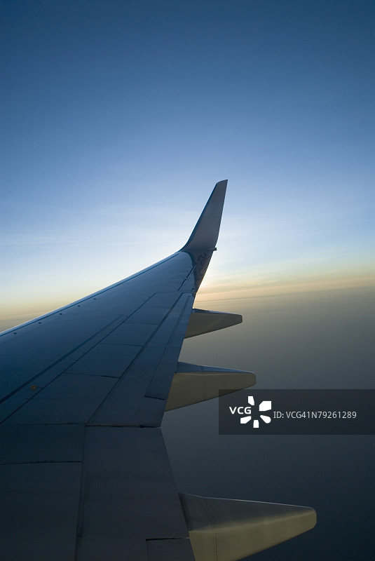 飞机机翼在黄昏时的特写图片素材