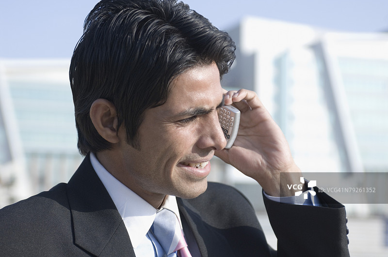 用手机交谈的商人特写图片素材