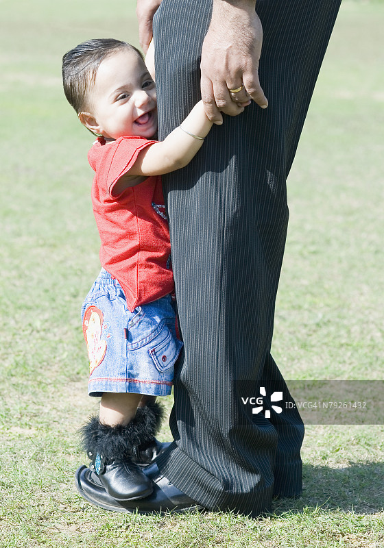 站在父亲脚上的女婴侧面轮廓图片素材