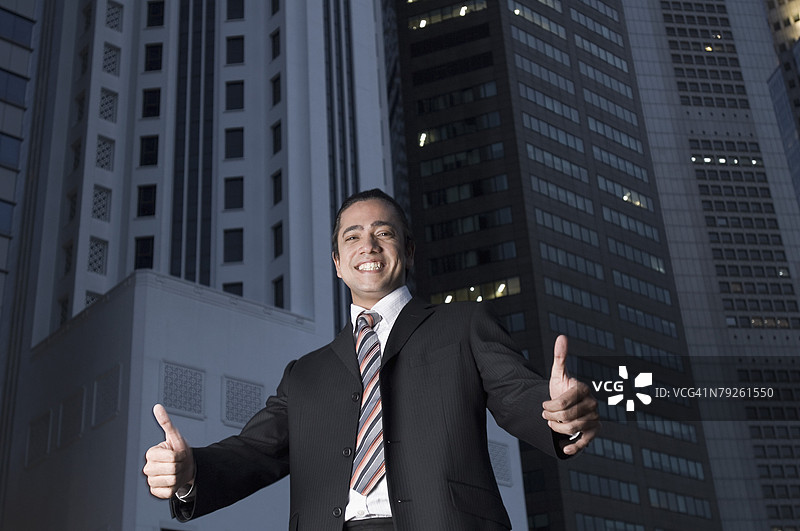新加坡一位商人微笑并竖起大拇指的肖像图片素材