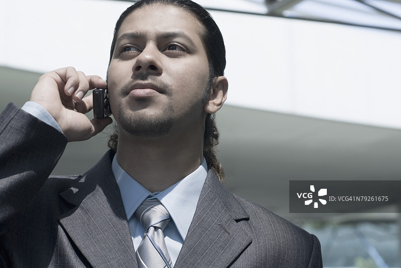用手机交谈的商人特写图片素材