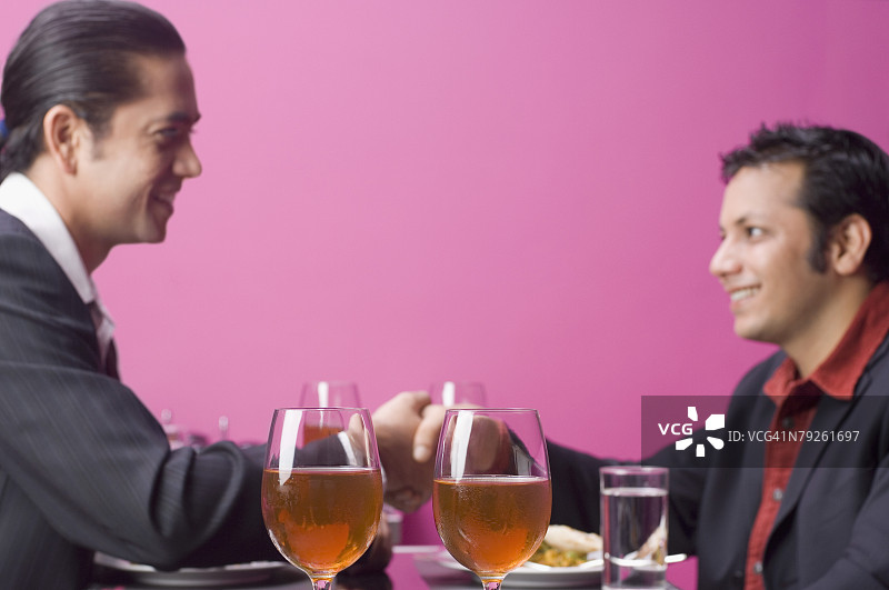 两位商人握手的侧面照图片素材