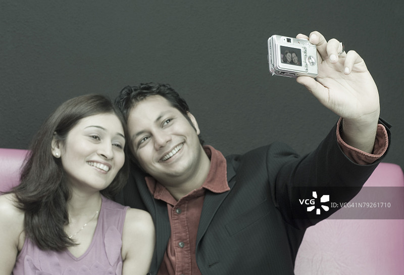 年轻夫妇自拍图片素材