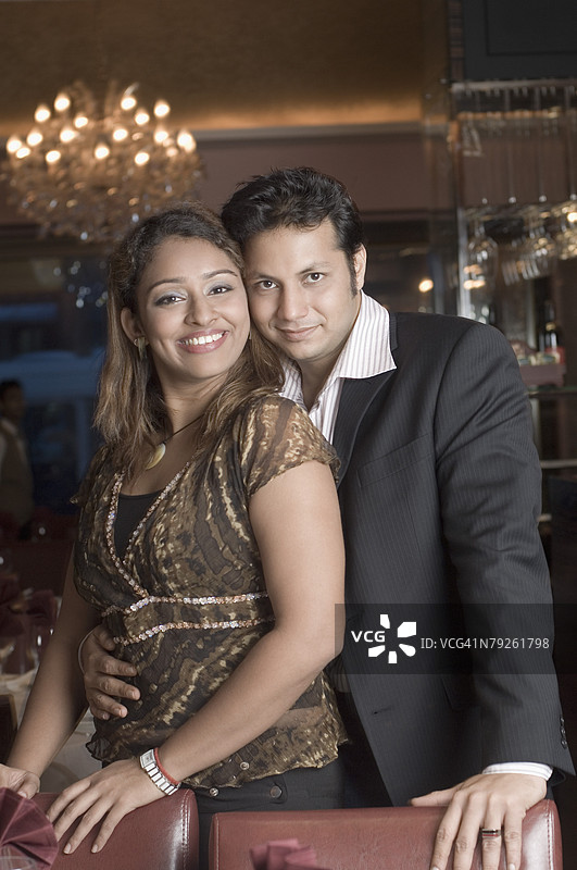 年轻男子在餐厅里拥抱年轻女子的肖像图片素材