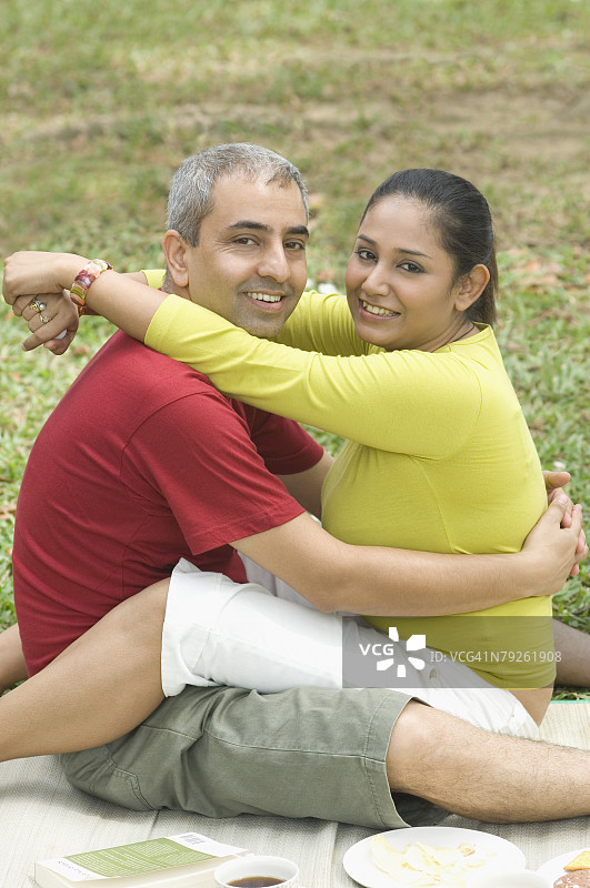 在公园里拥抱的中年夫妇肖像图片素材