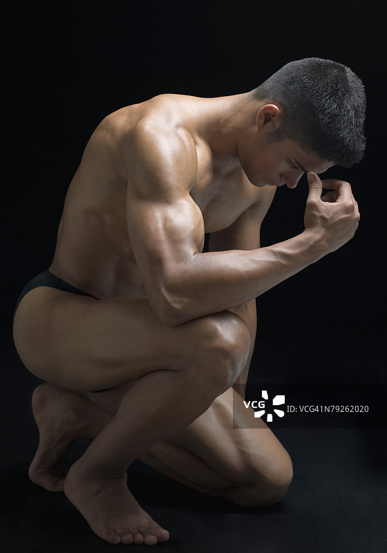 青年男子摆姿势思考的侧面轮廓照片图片素材