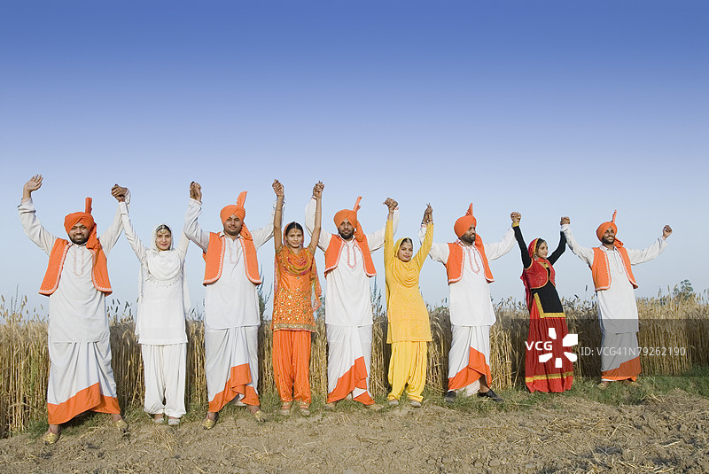 四对年轻情侣手牵手站在一起图片素材