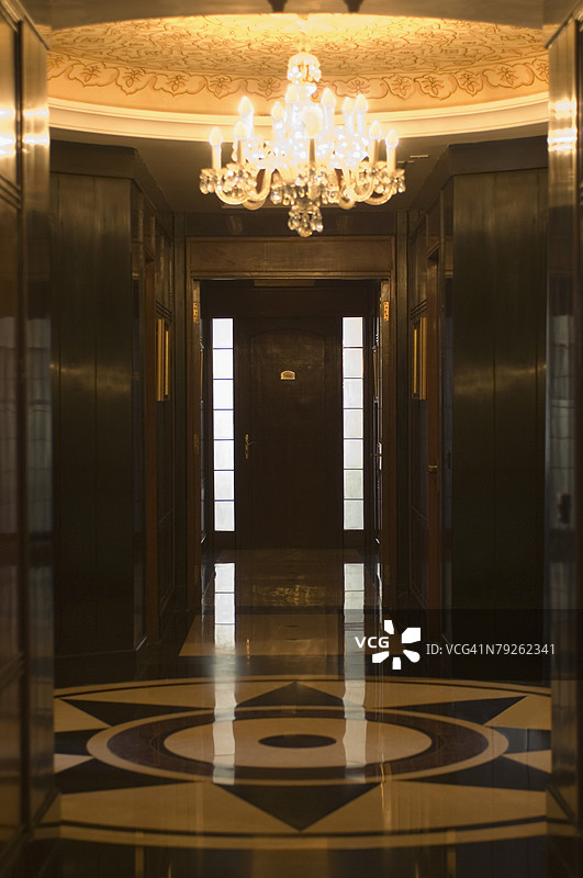 房间里悬挂的吊灯图片素材