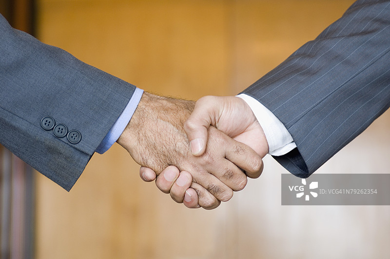 商人和女商人握手的特写镜头图片素材