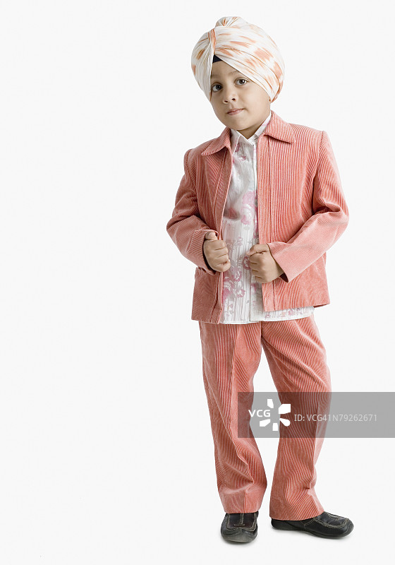 站立的男孩肖像图片素材