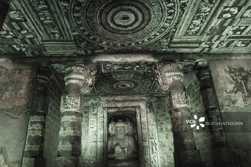 印度马哈拉施特拉邦阿旃陀石窟的佛像图片素材