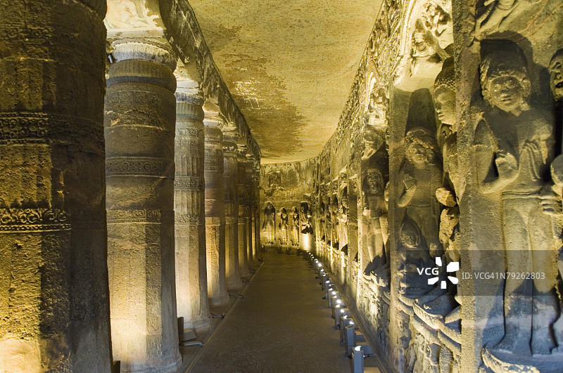 印度马哈拉施特拉邦阿旃陀石窟的柱子和雕像图片素材