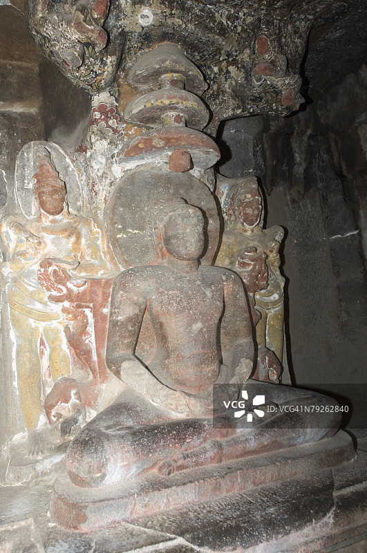 印度马哈拉施特拉邦奥兰加巴德埃洛拉石窟群中雕刻的摩诃毗罗雕像图片素材