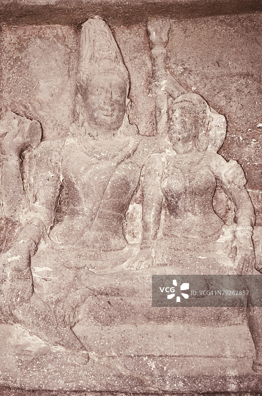 印度马哈拉施特拉邦奥兰加巴德埃洛拉石窟中雕刻的湿婆神和帕尔瓦蒂女神雕像图片素材