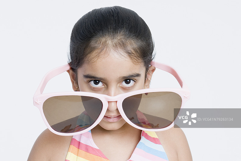 戴着太阳镜的女孩肖像图片素材
