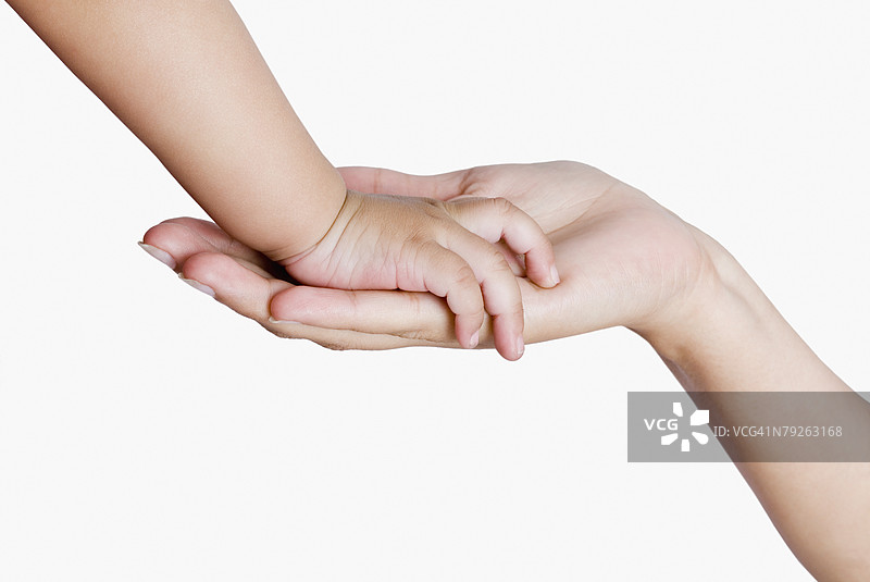 孩子的手轻轻触碰母亲的手的特写镜头图片素材