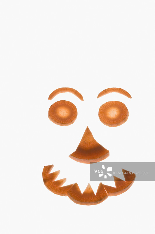 胡萝卜片摆成的笑脸特写图片素材