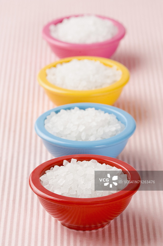 四个装满糖果的碗的特写镜头图片素材