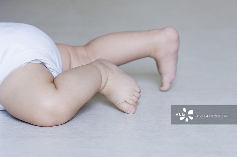婴儿男孩跪着的低角度视图图片素材