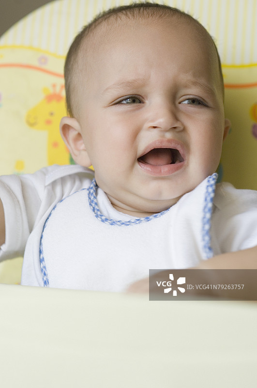 婴儿男孩哭泣的特写镜头图片素材