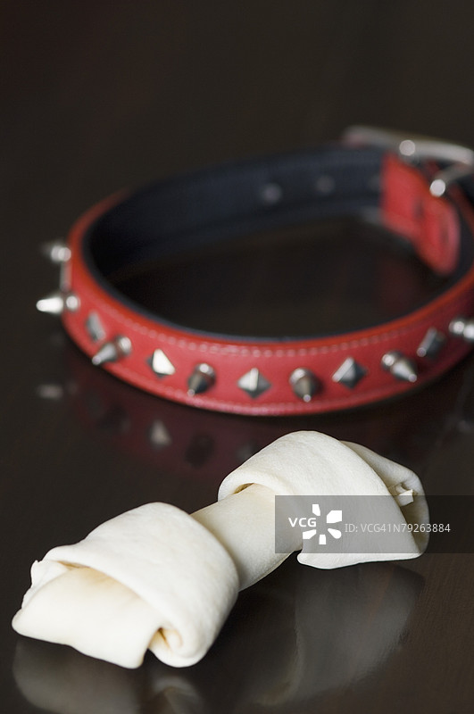 宠物项圈和狗骨头的特写镜头图片素材