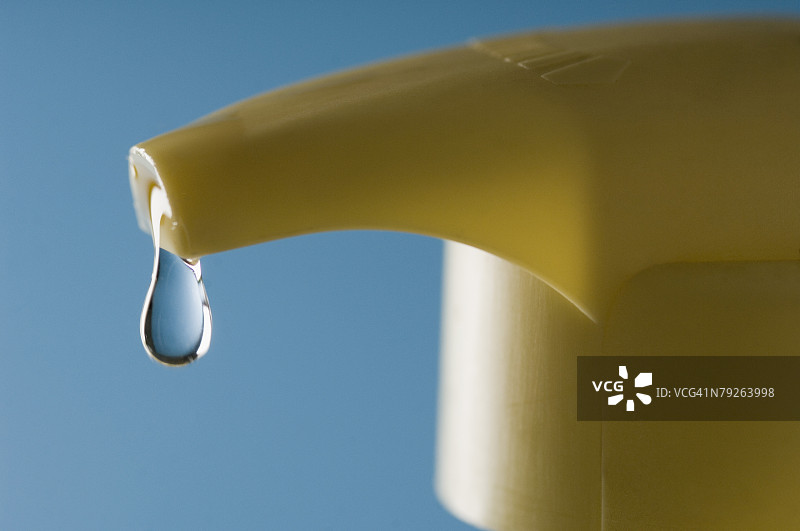 水滴从皂液器滴落的特写图片素材