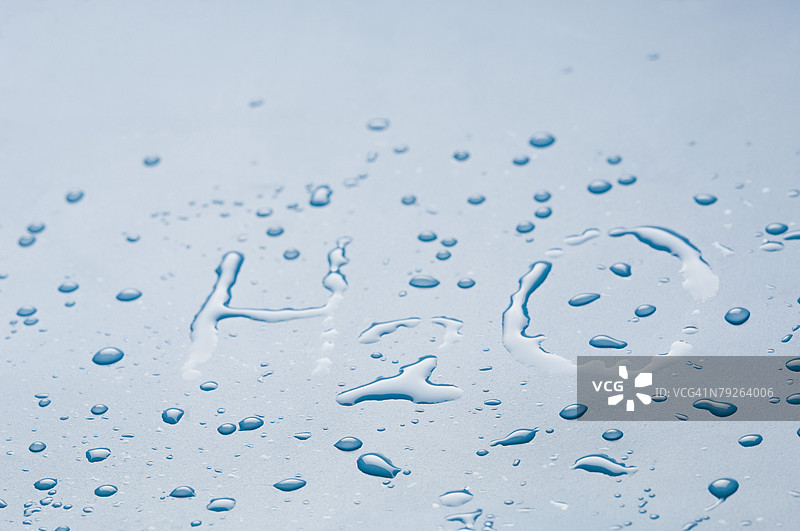 用水滴写成的H2O图片素材