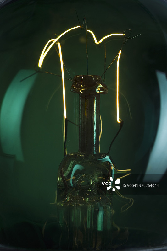 灯泡发光灯丝特写图片素材