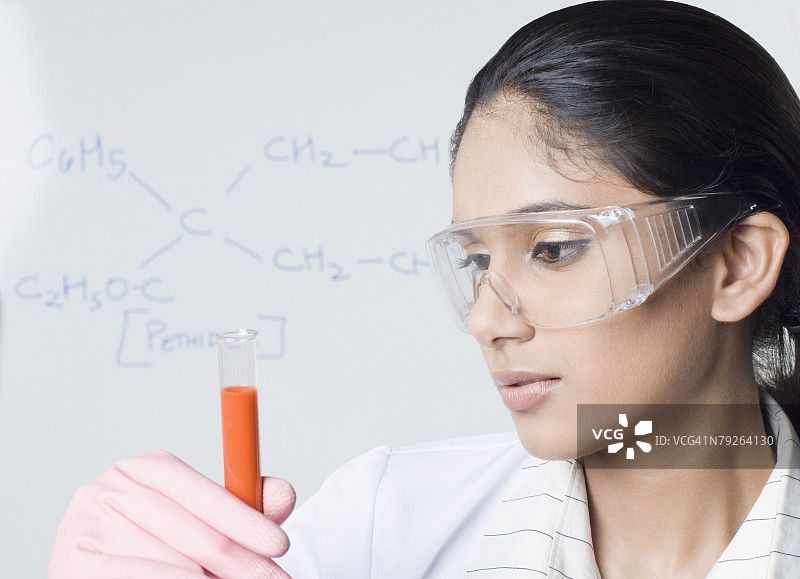 女实验员手持试管特写图片素材