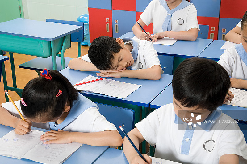 课堂上睡觉的男孩图片素材