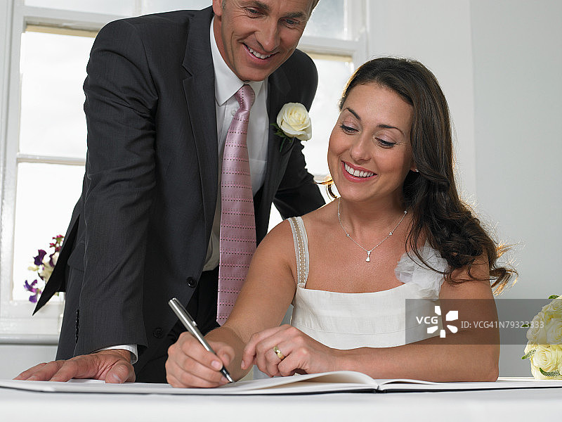 情侣签署结婚登记表图片素材